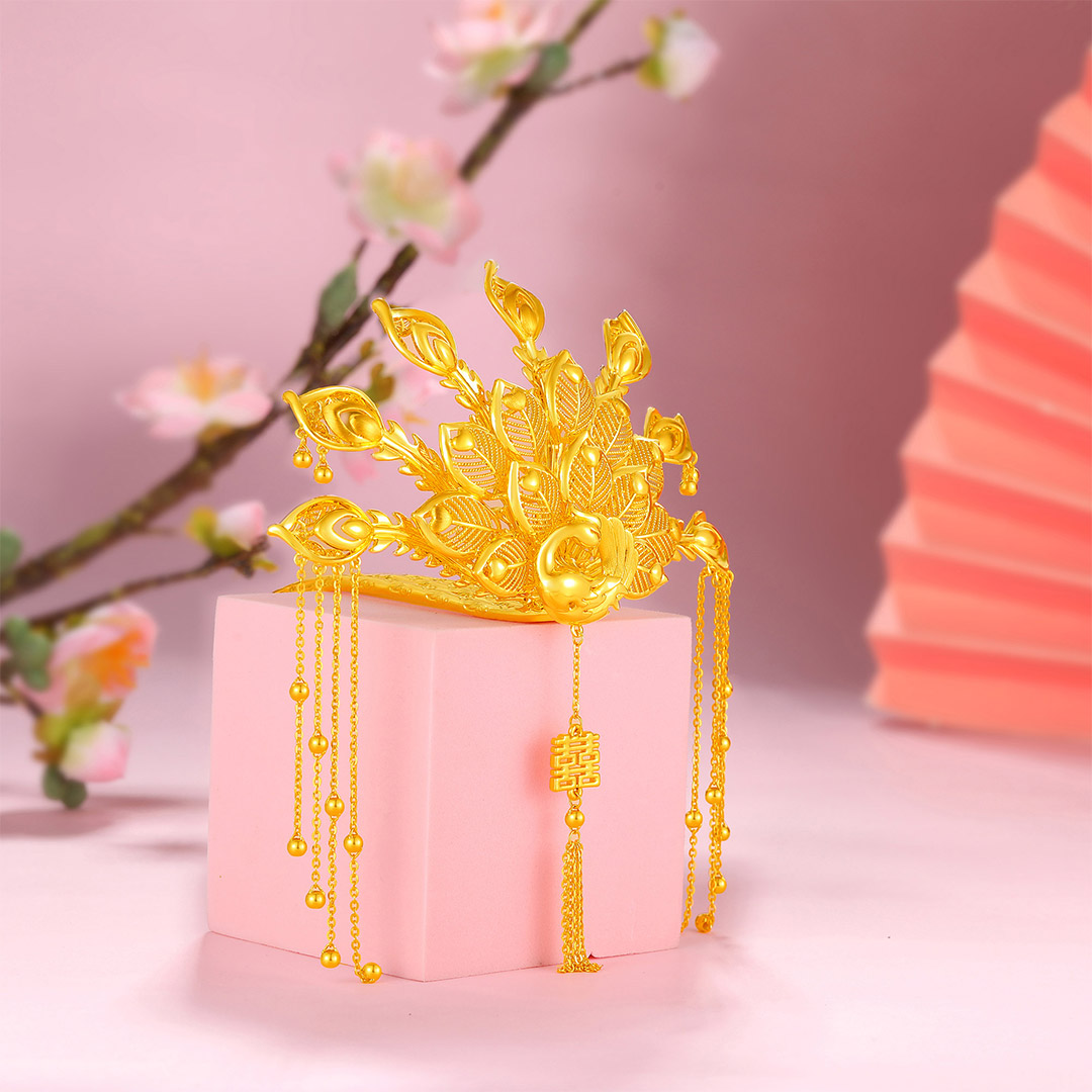 金枝身昔不嫌退踏破萬簪筍 掛軸 金枝身昔不嫌退踏破萬簪筍 掛軸 A tin box and cover
